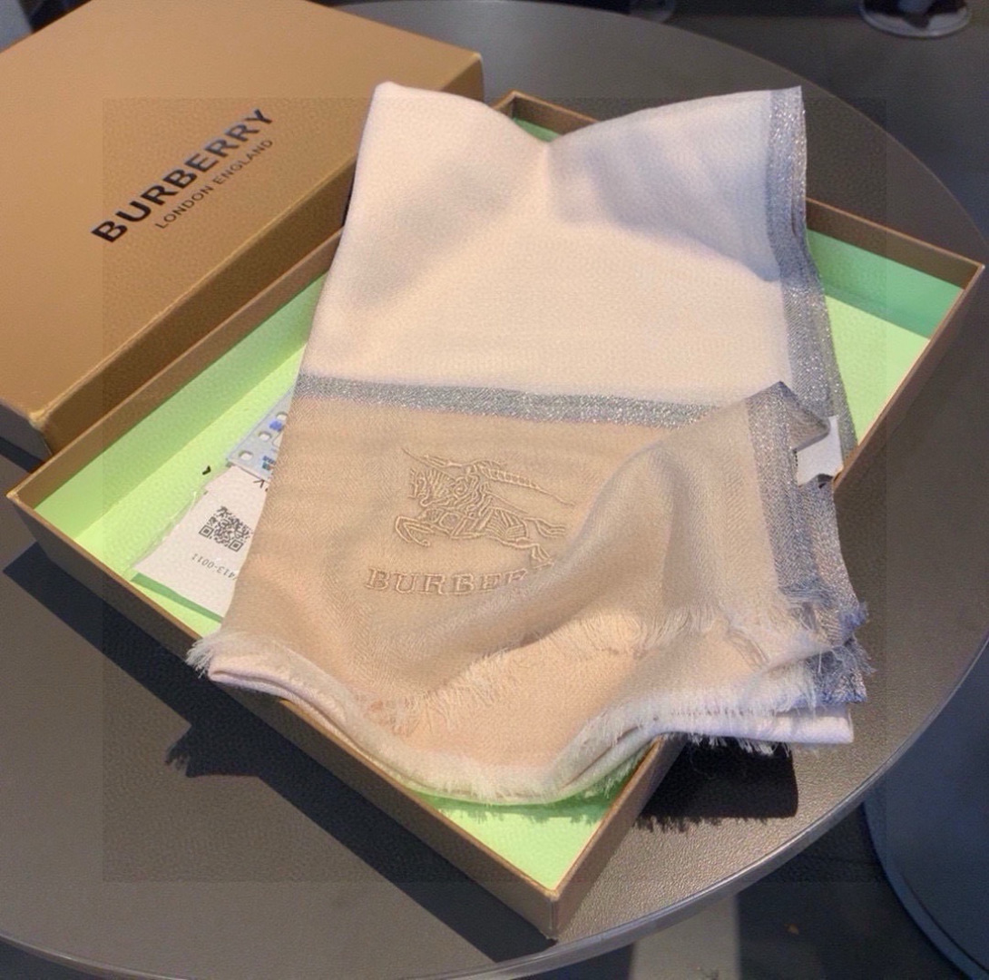 巴宝莉新作~美得闪闪发光❗️是进口印度的羊绒300支镶嵌进口金银丝！最适合秋冬的璀璨设计‼️面料薄而精细