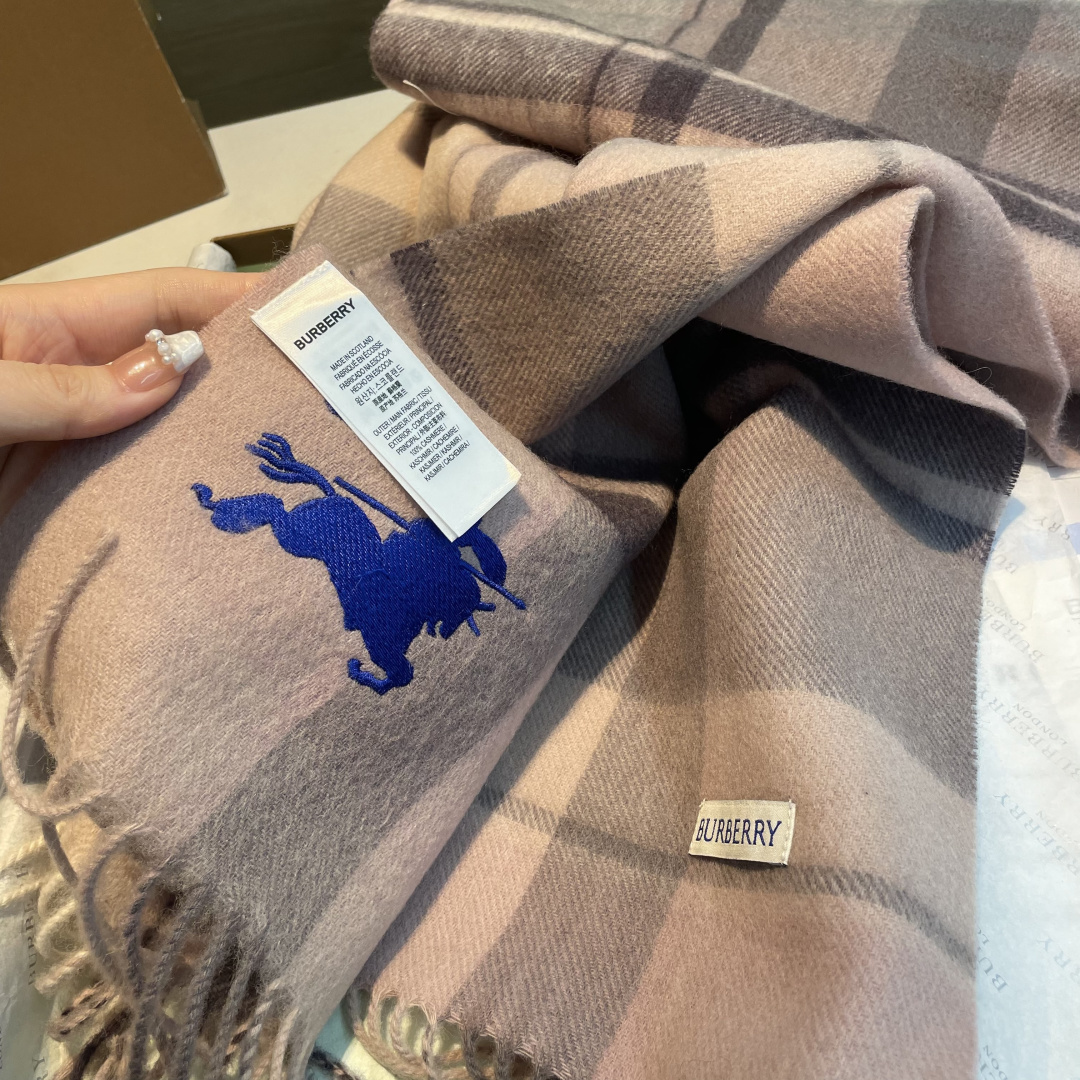 ✨✨Burberry · 巴宝莉双面围巾❗好看的要疯掉了，太有型太有魅力了❗❗非常斯文时尚的秋冬单品！真