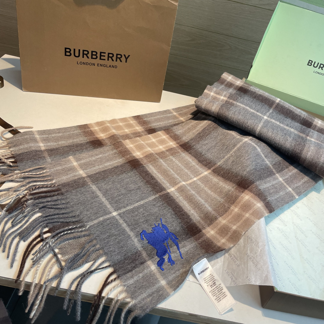 ✨✨Burberry · 巴宝莉双面围巾❗好看的要疯掉了，太有型太有魅力了❗❗非常斯文时尚的秋冬单品！真