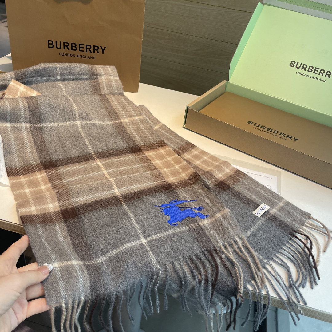 ✨✨Burberry · 巴宝莉双面围巾❗好看的要疯掉了，太有型太有魅力了❗❗非常斯文时尚的秋冬单品！真