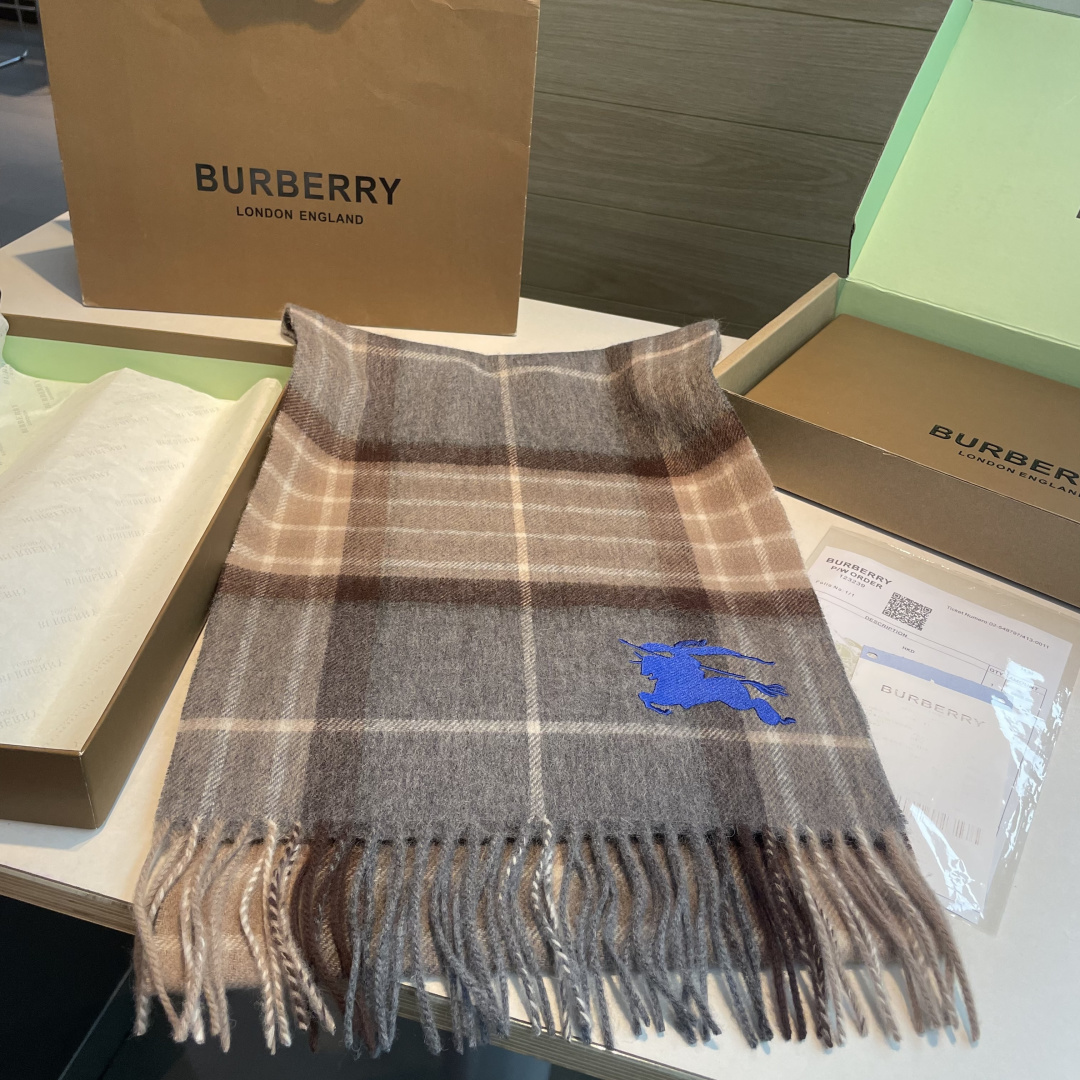✨✨Burberry · 巴宝莉双面围巾❗好看的要疯掉了，太有型太有魅力了❗❗非常斯文时尚的秋冬单品！真