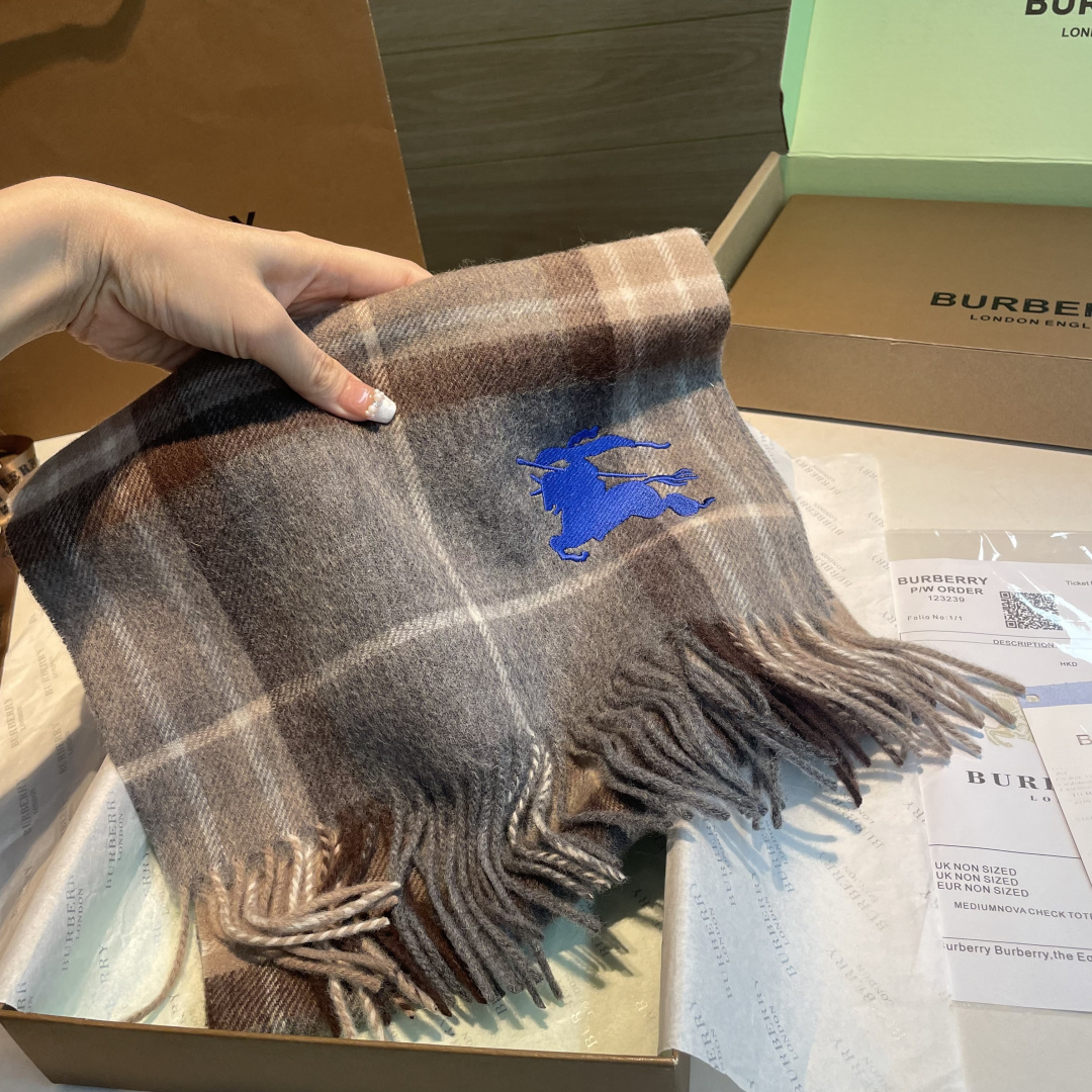 ✨✨Burberry · 巴宝莉双面围巾❗好看的要疯掉了，太有型太有魅力了❗❗非常斯文时尚的秋冬单品！真