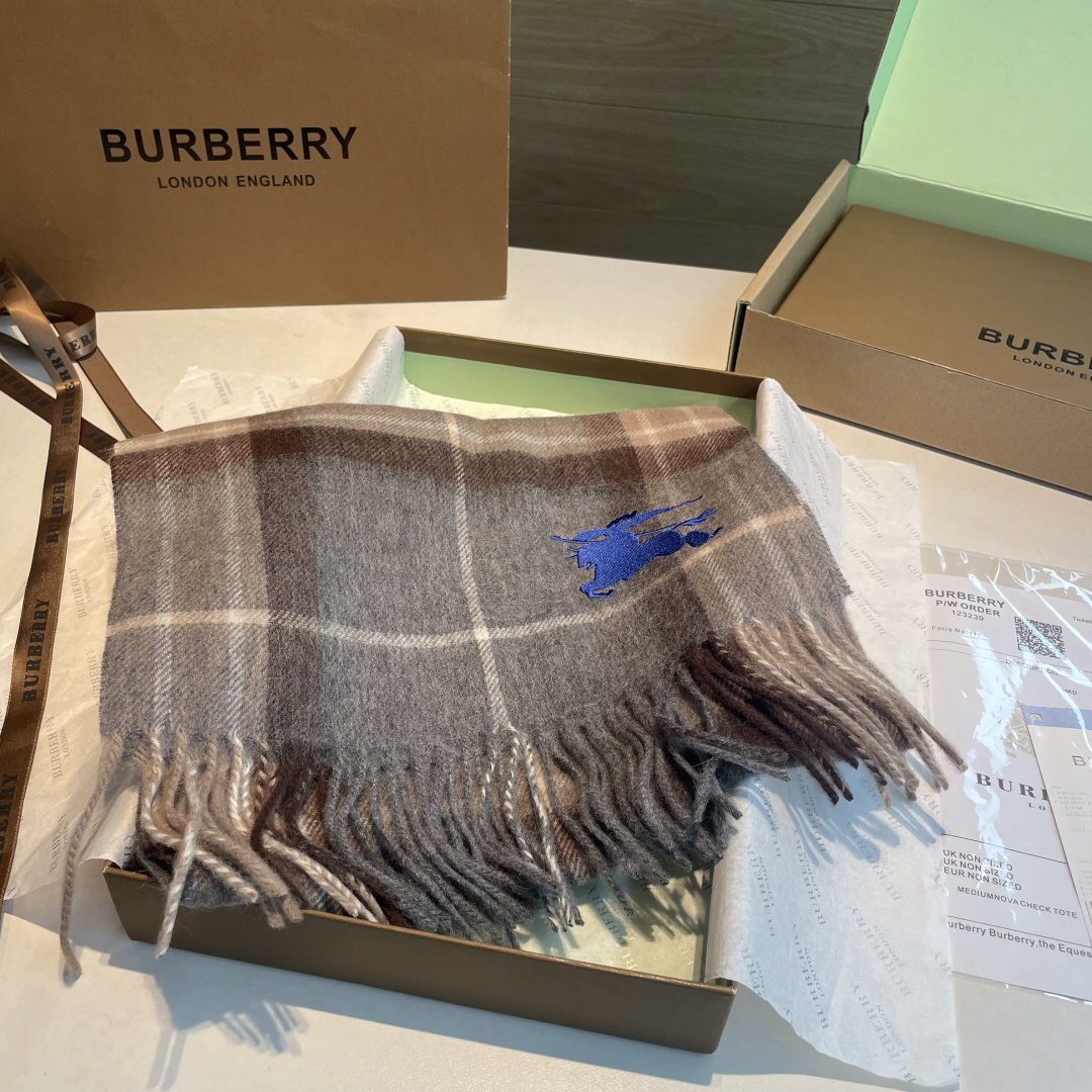 ✨✨Burberry · 巴宝莉双面围巾❗好看的要疯掉了，太有型太有魅力了❗❗非常斯文时尚的秋冬单品！真
