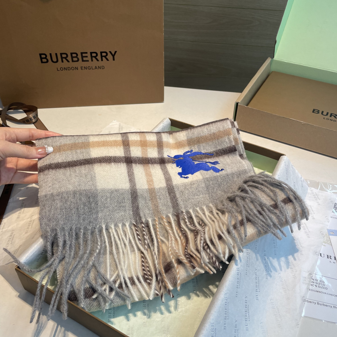 ✨✨Burberry · 巴宝莉双面围巾❗好看的要疯掉了，太有型太有魅力了❗❗非常斯文时尚的秋冬单品！真