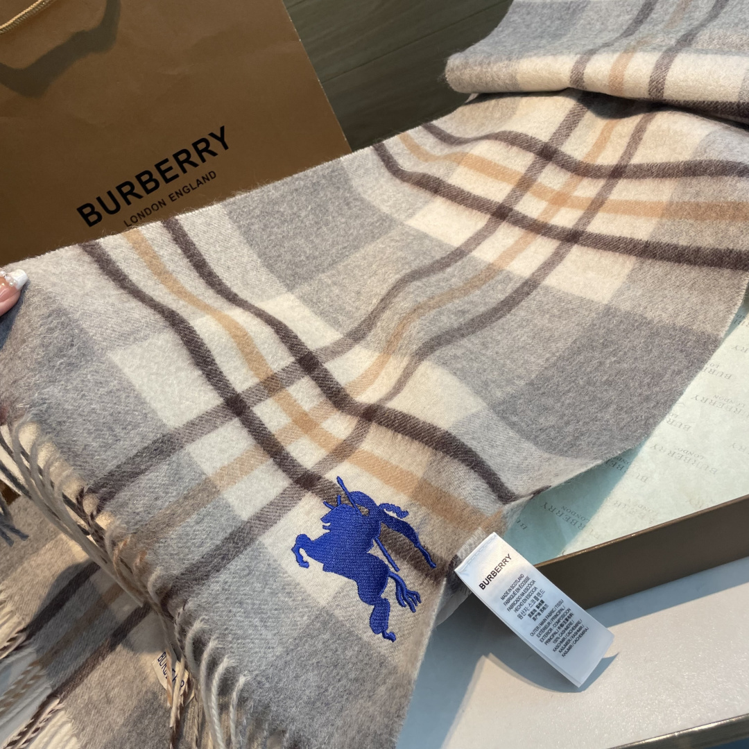 ✨✨Burberry · 巴宝莉双面围巾❗好看的要疯掉了，太有型太有魅力了❗❗非常斯文时尚的秋冬单品！真