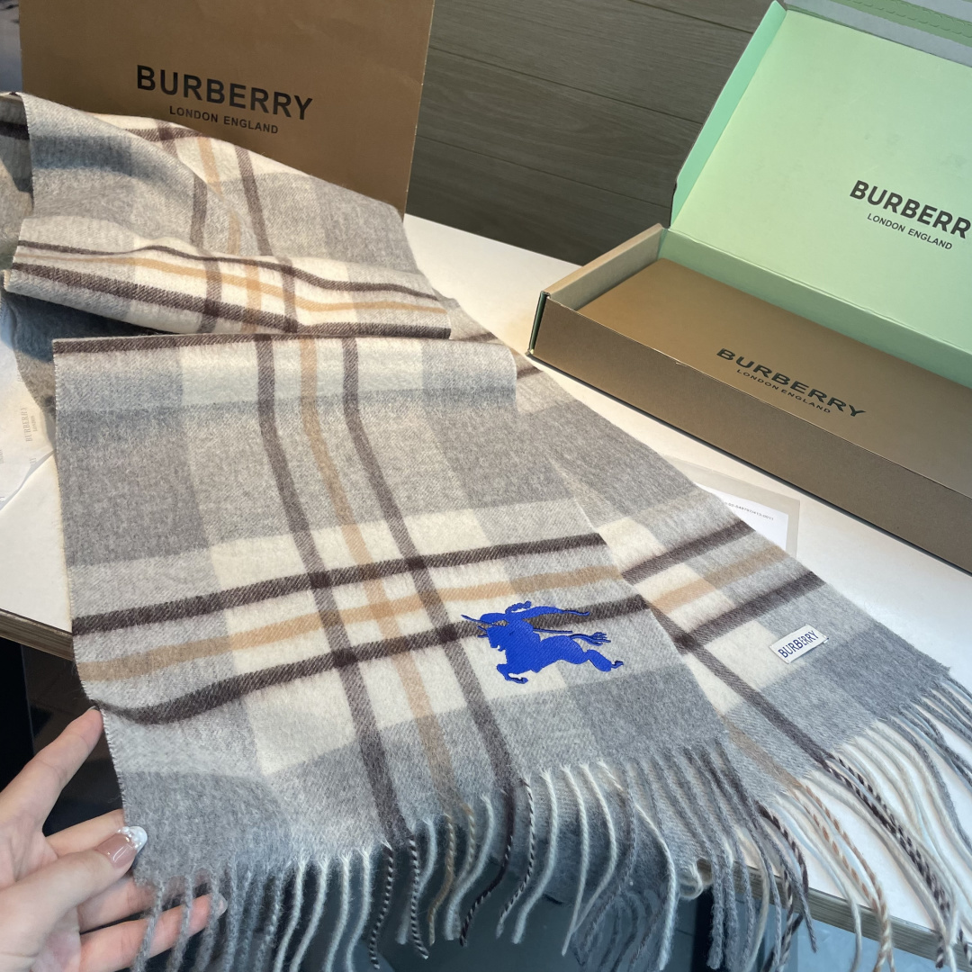 ✨✨Burberry · 巴宝莉双面围巾❗好看的要疯掉了，太有型太有魅力了❗❗非常斯文时尚的秋冬单品！真