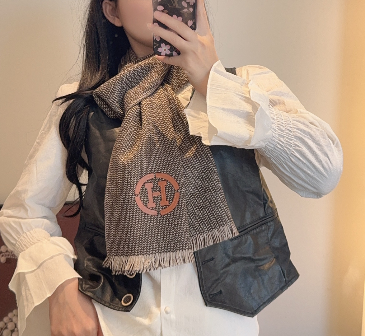 山羊绒围巾(100%山羊绒)。这款山羊绒围巾在尼泊尔纯手工制作，以编织工艺呈现低调的“H”字母图案，并点