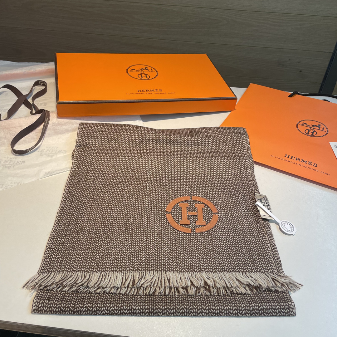 山羊绒围巾(100%山羊绒)。这款山羊绒围巾在尼泊尔纯手工制作，以编织工艺呈现低调的“H”字母图案，并点