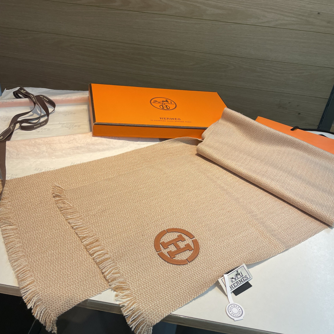 山羊绒围巾(100%山羊绒)。这款山羊绒围巾在尼泊尔纯手工制作，以编织工艺呈现低调的“H”字母图案，并点