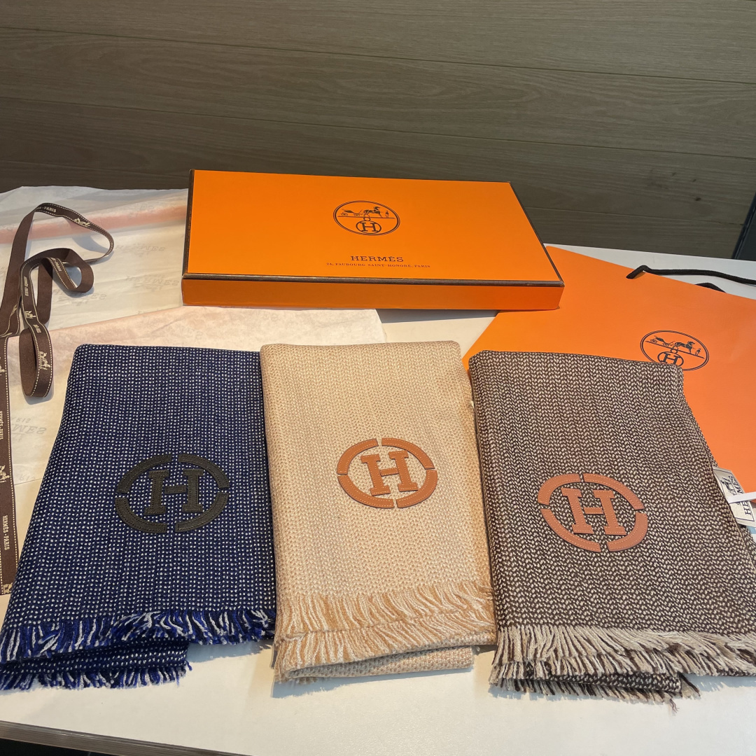 山羊绒围巾(100%山羊绒)。这款山羊绒围巾在尼泊尔纯手工制作，以编织工艺呈现低调的“H”字母图案，并点