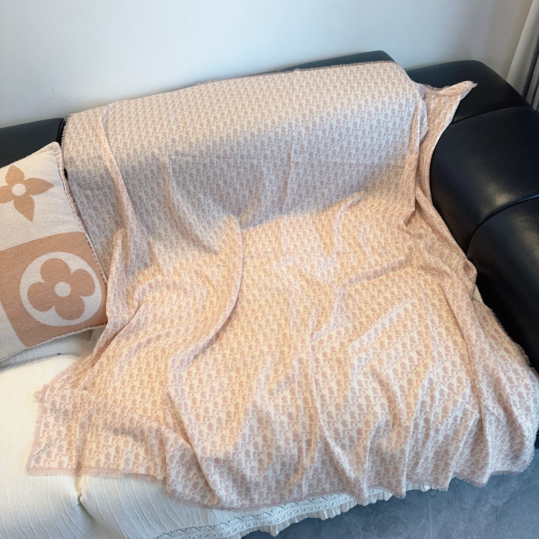 🐴 新款现货💖💖140丝绒方巾双面同色（专柜同步Dior 迪奥）‼️抢‼️VIP推荐 ‼️下手一定要快【