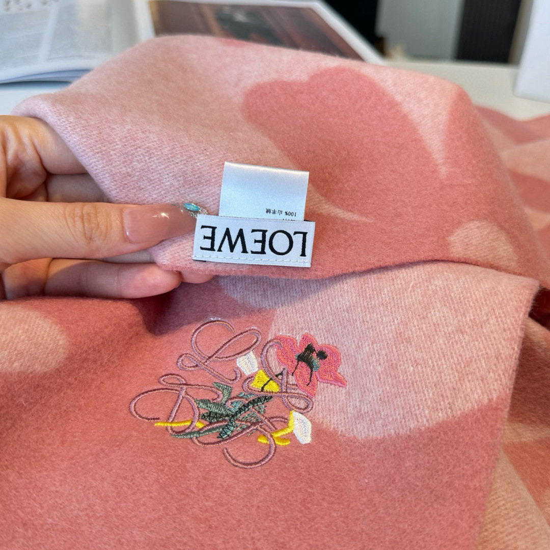 上新！Loewe · 罗意威️难得一见的温柔配色，低调又不失优雅❗️】重点推荐❗️双面配色，一条围巾两种