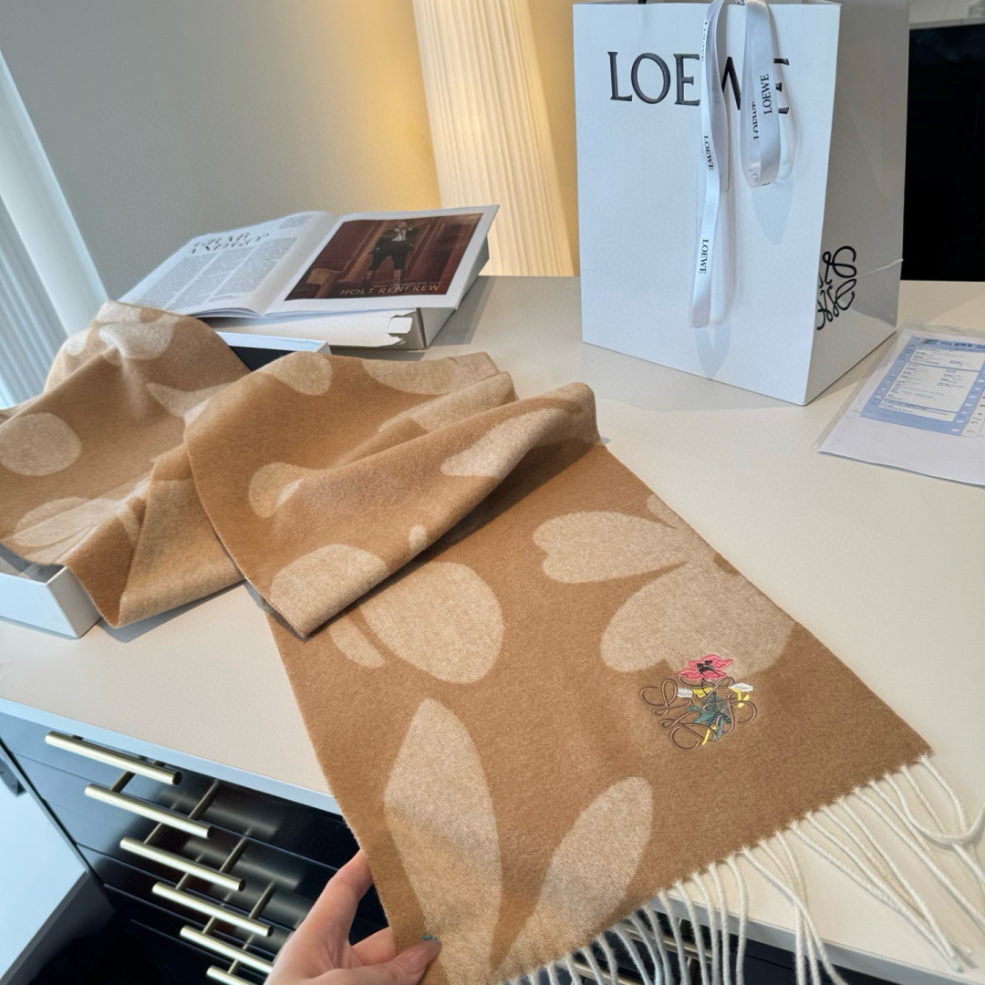 上新！Loewe · 罗意威️难得一见的温柔配色，低调又不失优雅❗️】重点推荐❗️双面配色，一条围巾两种