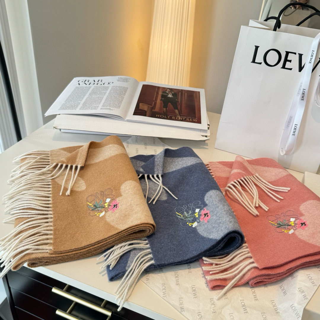 上新！Loewe · 罗意威️难得一见的温柔配色，低调又不失优雅❗️】重点推荐❗️双面配色，一条围巾两种