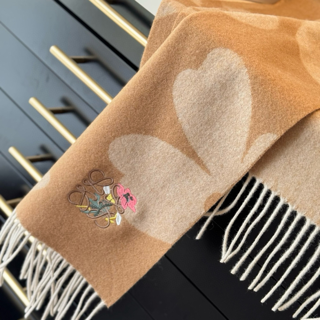 上新！Loewe · 罗意威️难得一见的温柔配色，低调又不失优雅❗️】重点推荐❗️双面配色，一条围巾两种