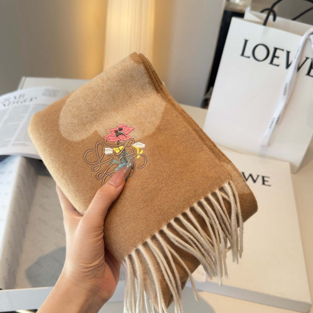 上新！Loewe · 罗意威️难得一见的温柔配色，低调又不失优雅❗️】重点推荐❗️双面配色，一条围巾两种
