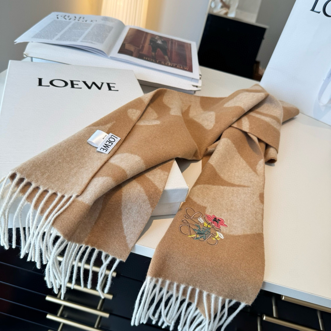 上新！Loewe · 罗意威️难得一见的温柔配色，低调又不失优雅❗️】重点推荐❗️双面配色，一条围巾两种