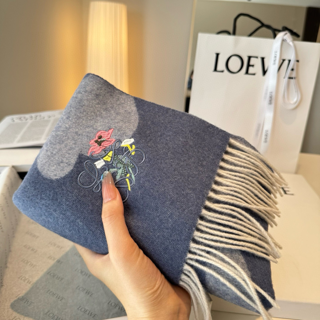 上新！Loewe · 罗意威️难得一见的温柔配色，低调又不失优雅❗️】重点推荐❗️双面配色，一条围巾两种