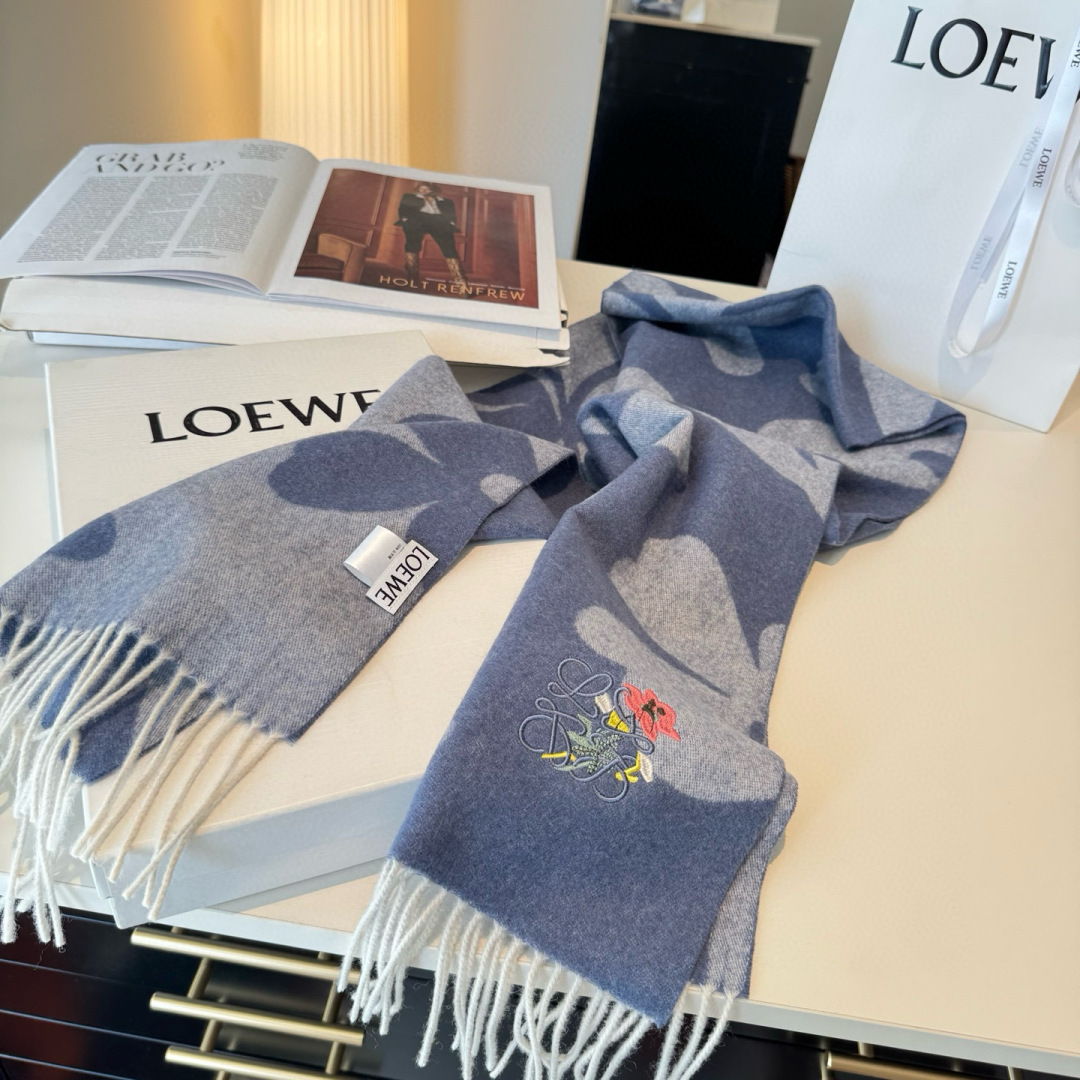 上新！Loewe · 罗意威️难得一见的温柔配色，低调又不失优雅❗️】重点推荐❗️双面配色，一条围巾两种