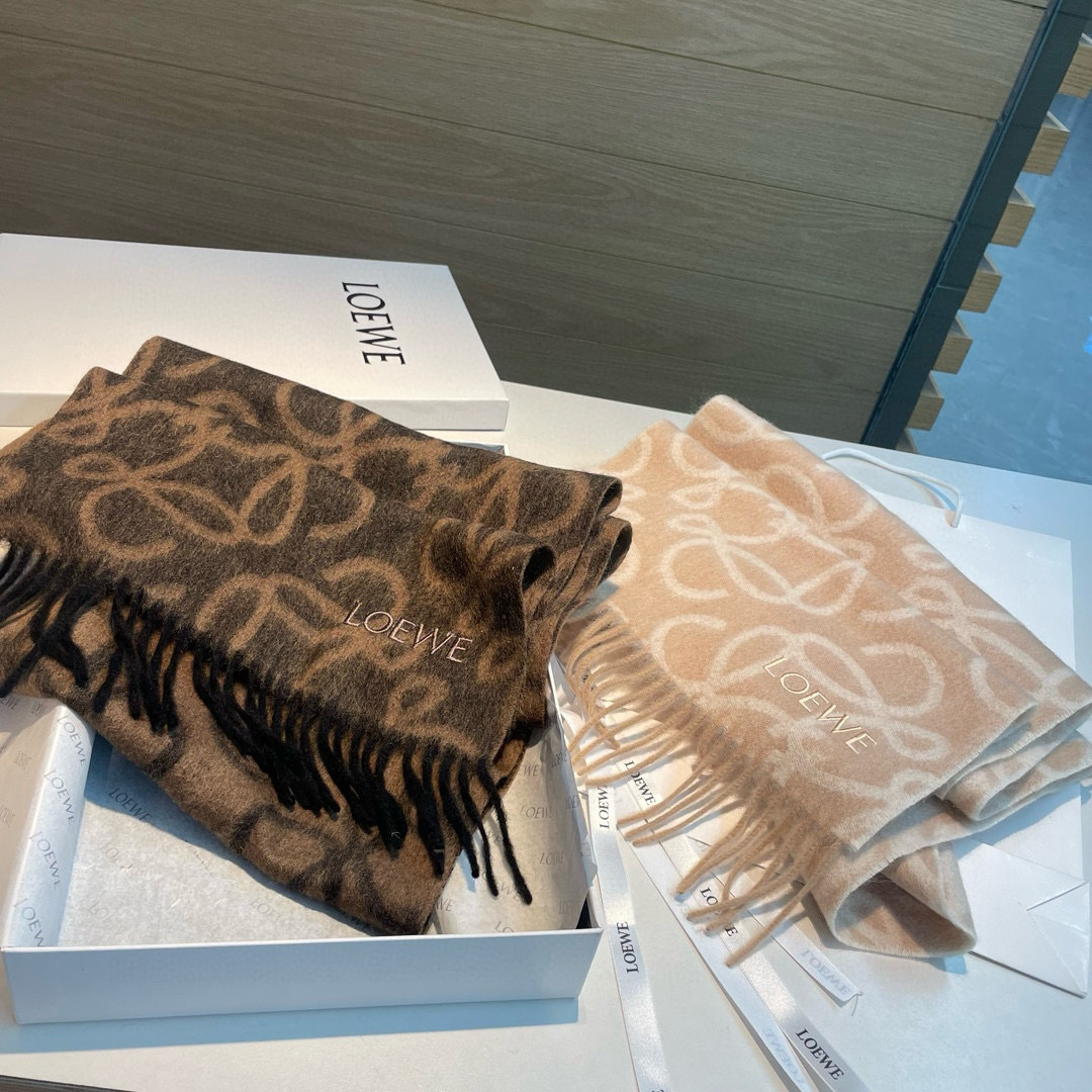 罗意威。【男女围巾】怒赞自留，难得的高端男款！家属福利！非常正的围巾~面料大爱，非常柔软细腻舒服，轻度水