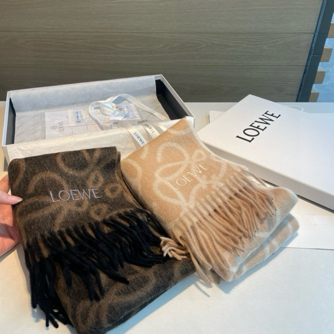 罗意威。【男女围巾】怒赞自留，难得的高端男款！家属福利！非常正的围巾~面料大爱，非常柔软细腻舒服，轻度水