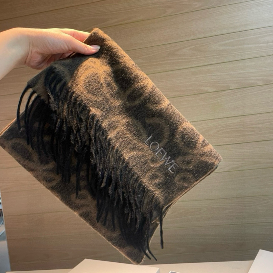 罗意威。【男女围巾】怒赞自留，难得的高端男款！家属福利！非常正的围巾~面料大爱，非常柔软细腻舒服，轻度水