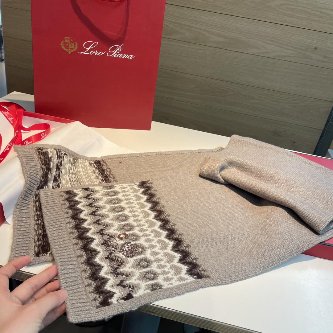 上新✨✨💃🏻💃🏻Loro Piana 独家牛货🐂【LP针织长巾】🧶多功能针织围巾想怎么围就怎么围，简约百