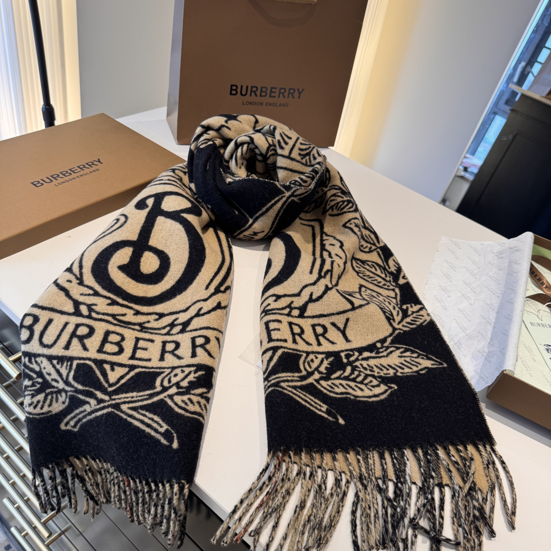 新色……独家爆款，Bur战马骑士双面披肩，各种好看，被誉为Burberry今年最美的款，最经典的提花战马