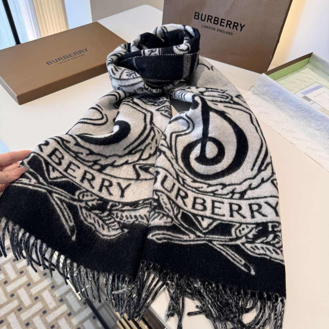 新色……独家爆款，Bur战马骑士双面披肩，各种好看，被誉为Burberry今年最美的款，最经典的提花战马