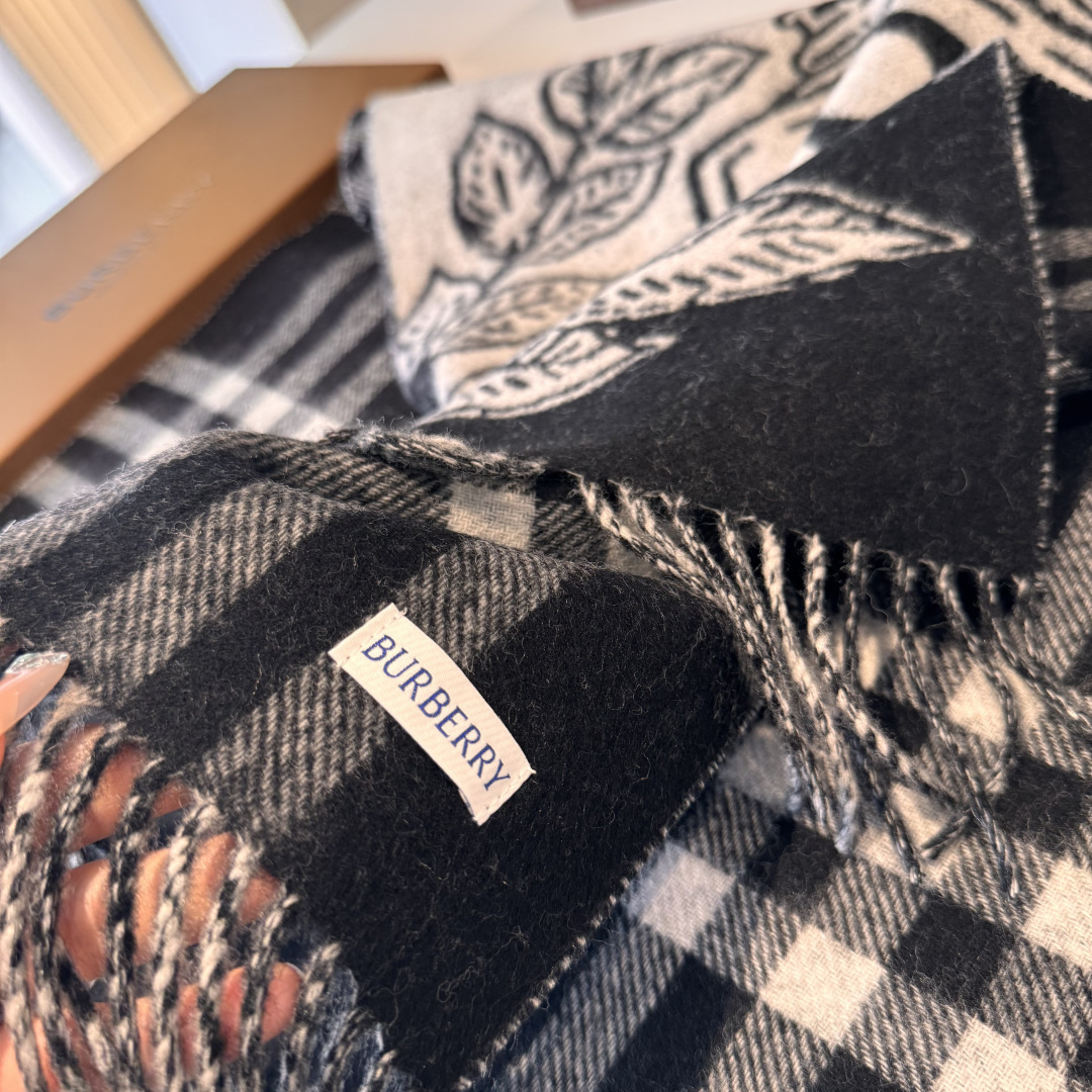 新色……独家爆款，Bur战马骑士双面披肩，各种好看，被誉为Burberry今年最美的款，最经典的提花战马