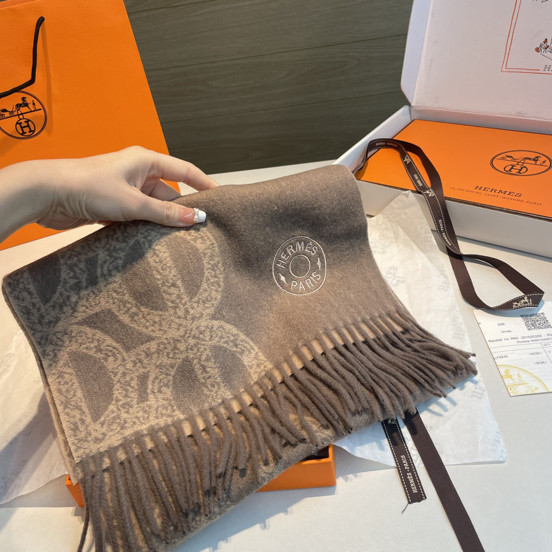 ✨✨爱马仕双面围巾❗好看的要疯掉了，太有型太有魅力了❗❗非常斯文时尚的秋冬单品！真的很喜欢，非常Clas