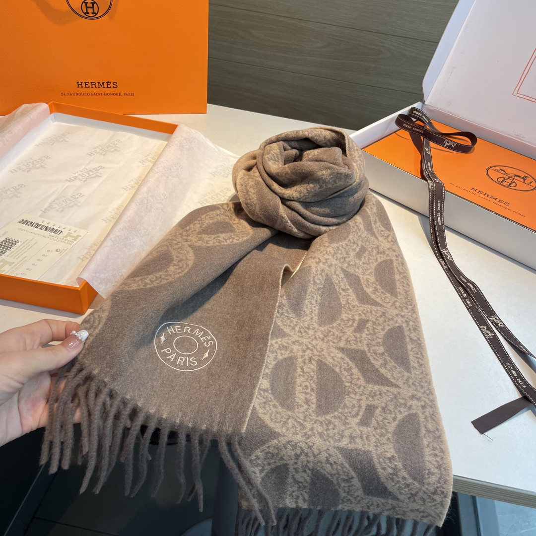 ✨✨爱马仕双面围巾❗好看的要疯掉了，太有型太有魅力了❗❗非常斯文时尚的秋冬单品！真的很喜欢，非常Clas