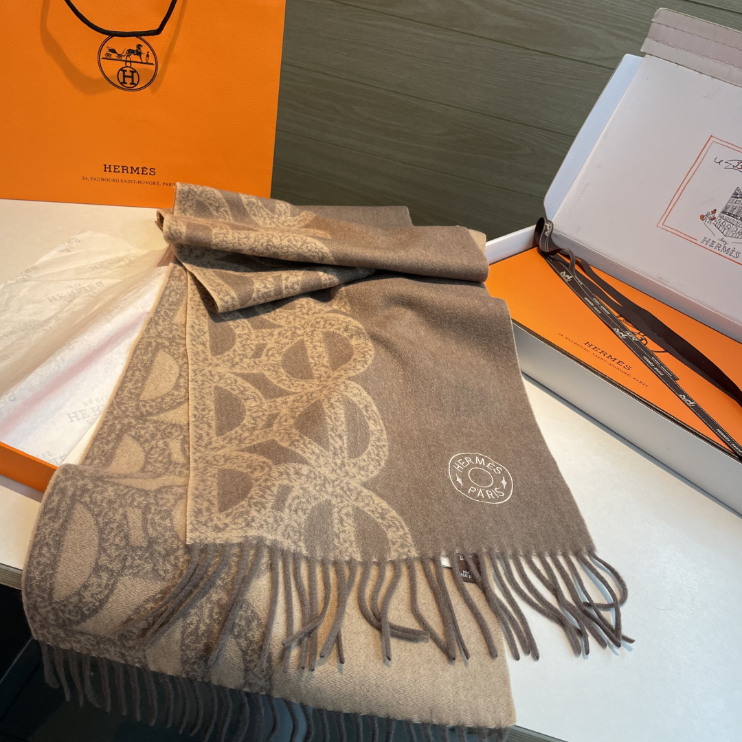 ✨✨爱马仕双面围巾❗好看的要疯掉了，太有型太有魅力了❗❗非常斯文时尚的秋冬单品！真的很喜欢，非常Clas