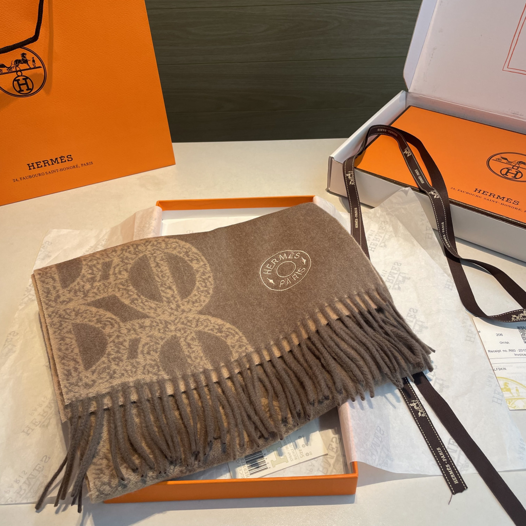 ✨✨爱马仕双面围巾❗好看的要疯掉了，太有型太有魅力了❗❗非常斯文时尚的秋冬单品！真的很喜欢，非常Clas