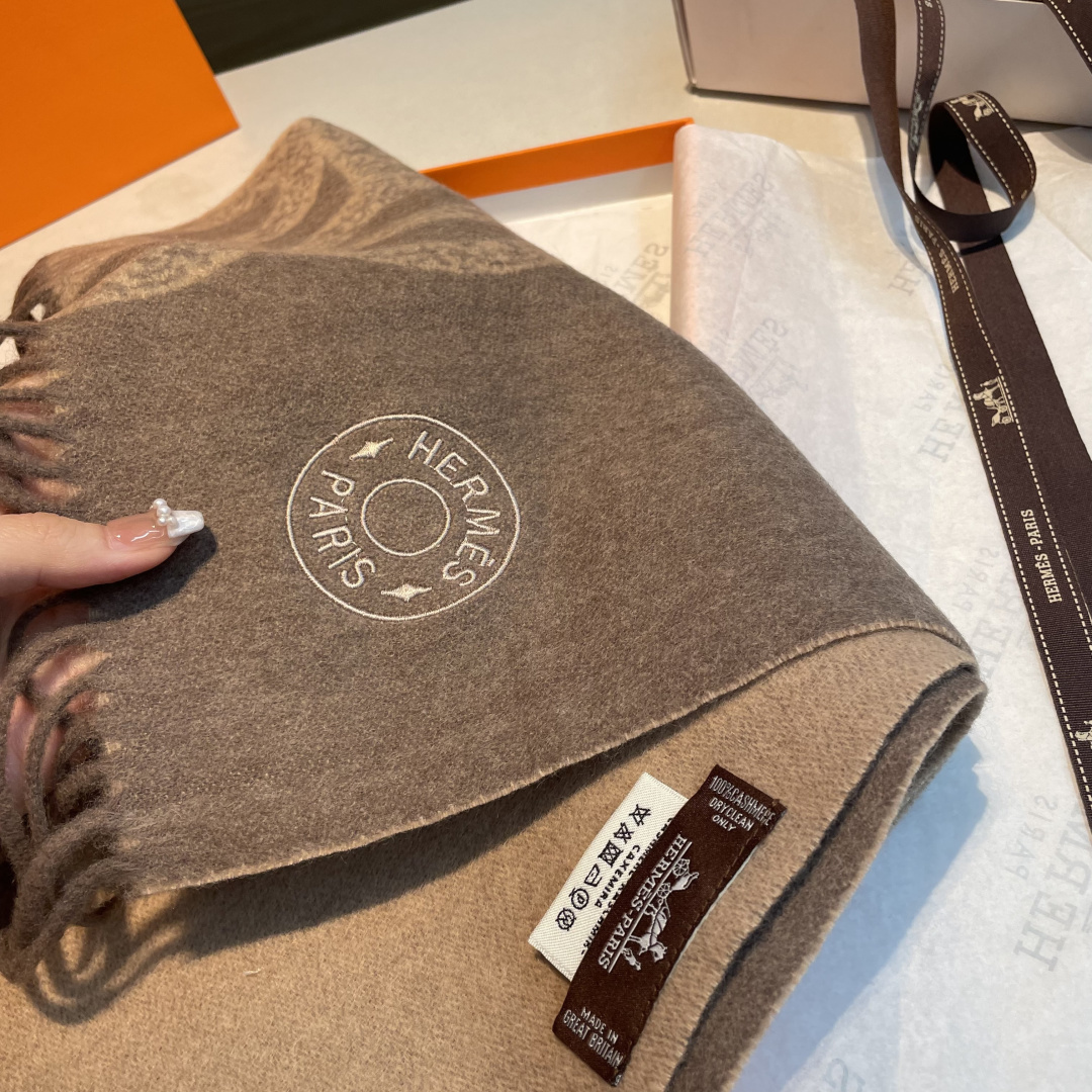 ✨✨爱马仕双面围巾❗好看的要疯掉了，太有型太有魅力了❗❗非常斯文时尚的秋冬单品！真的很喜欢，非常Clas