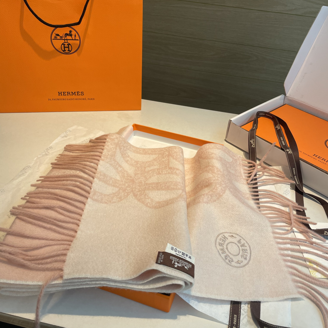 ✨✨爱马仕双面围巾❗好看的要疯掉了，太有型太有魅力了❗❗非常斯文时尚的秋冬单品！真的很喜欢，非常Clas