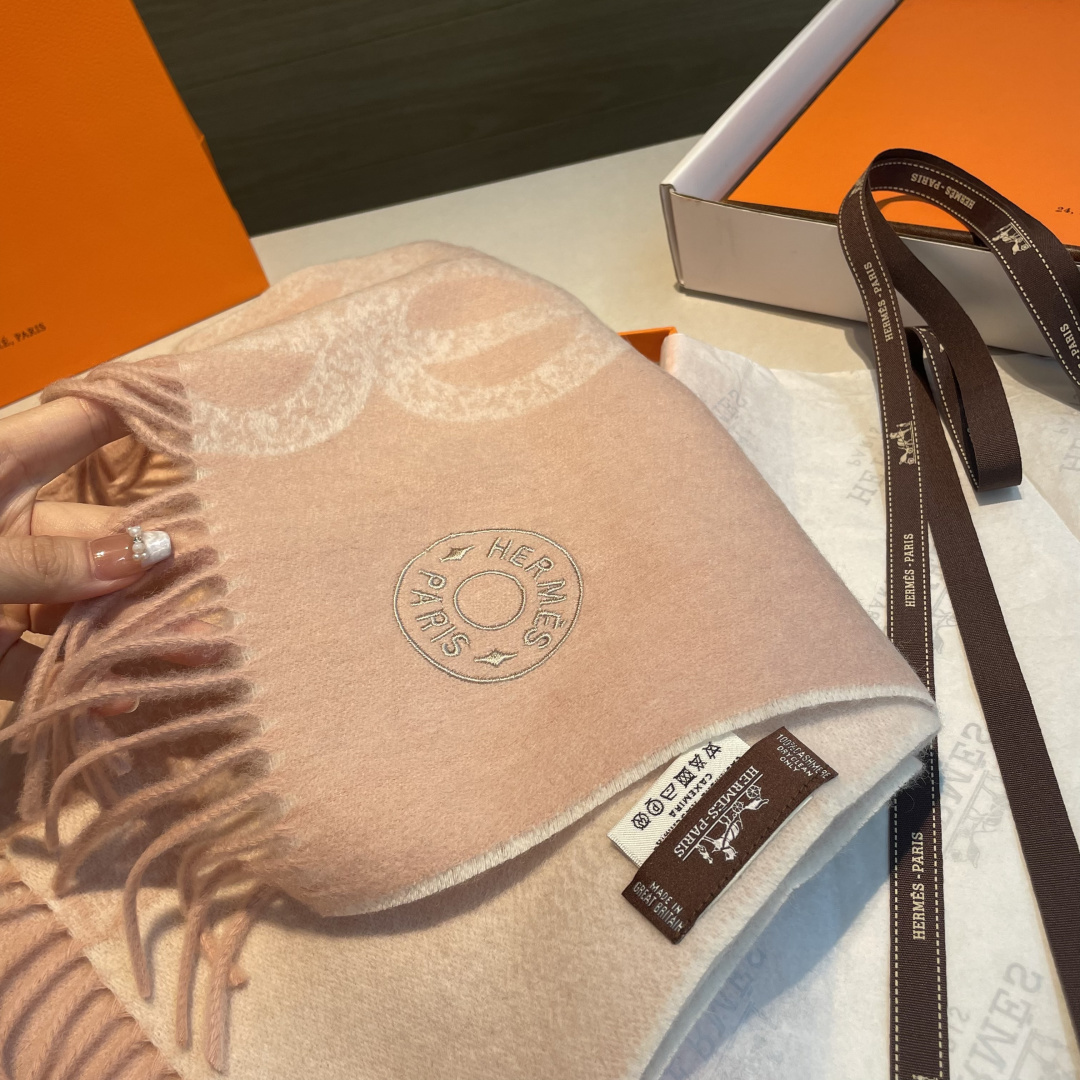 ✨✨爱马仕双面围巾❗好看的要疯掉了，太有型太有魅力了❗❗非常斯文时尚的秋冬单品！真的很喜欢，非常Clas