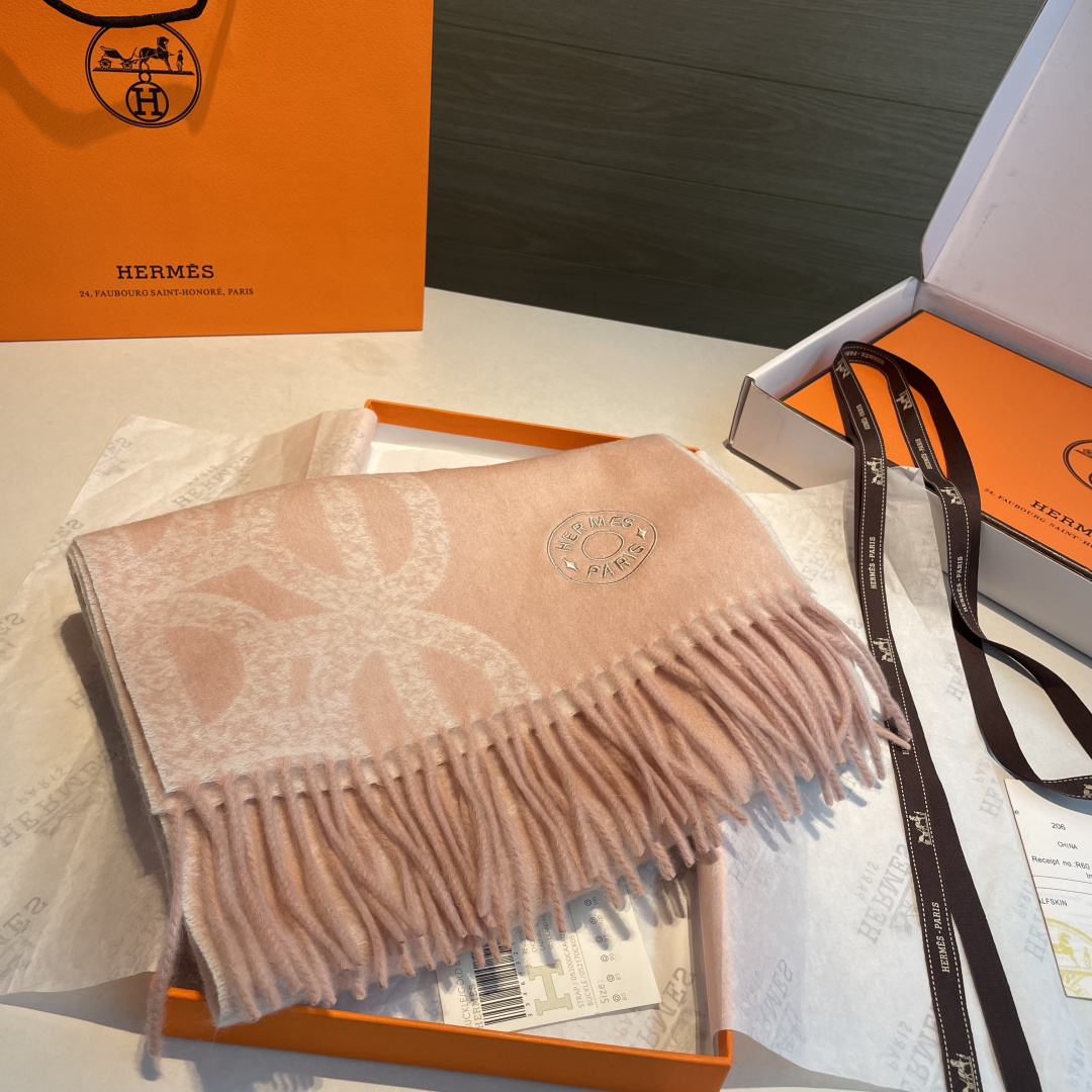 ✨✨爱马仕双面围巾❗好看的要疯掉了，太有型太有魅力了❗❗非常斯文时尚的秋冬单品！真的很喜欢，非常Clas