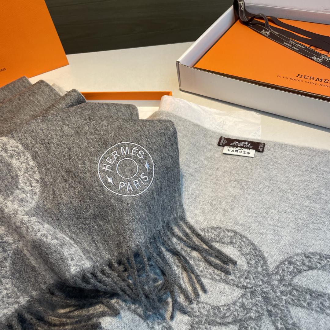 ✨✨爱马仕双面围巾❗好看的要疯掉了，太有型太有魅力了❗❗非常斯文时尚的秋冬单品！真的很喜欢，非常Clas