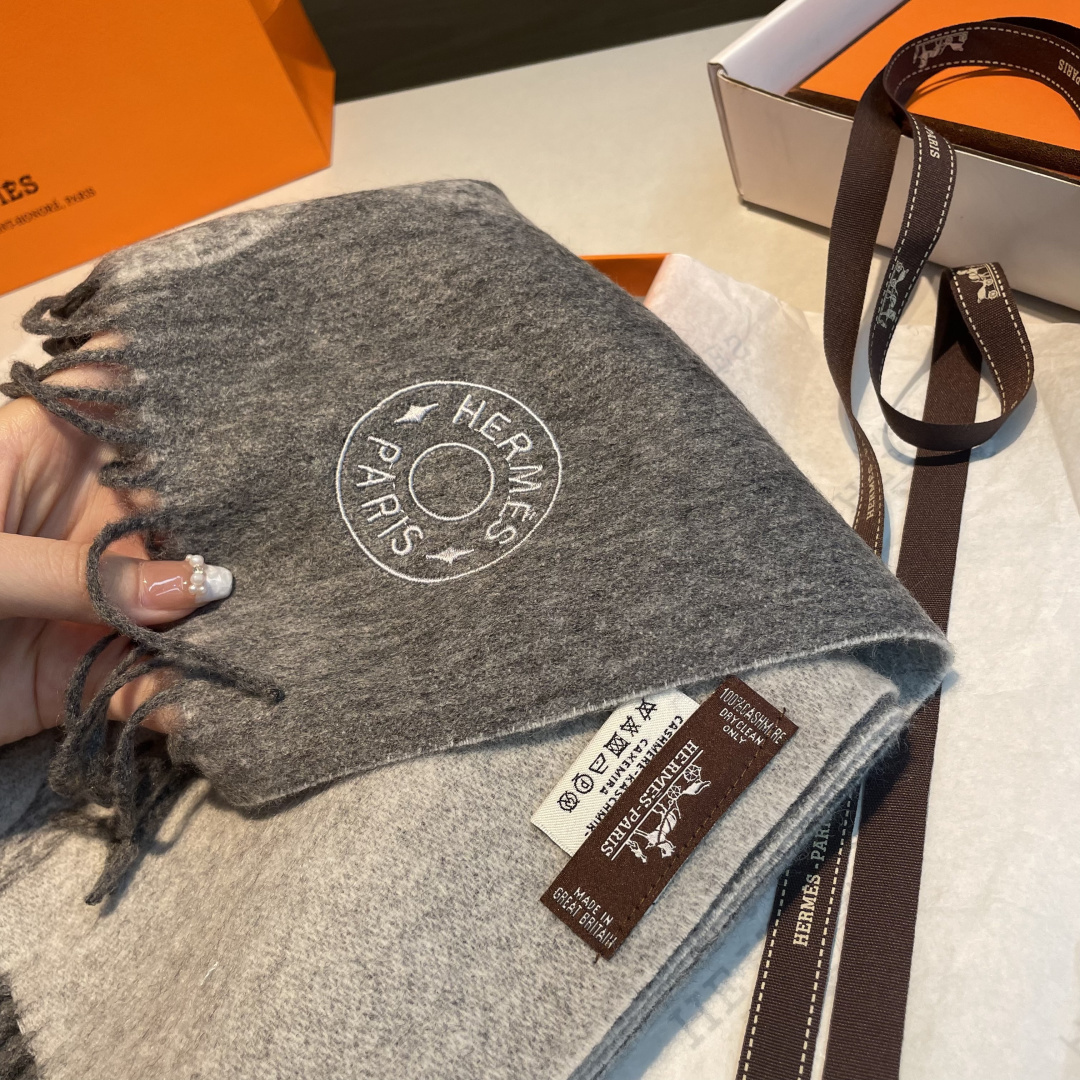 ✨✨爱马仕双面围巾❗好看的要疯掉了，太有型太有魅力了❗❗非常斯文时尚的秋冬单品！真的很喜欢，非常Clas