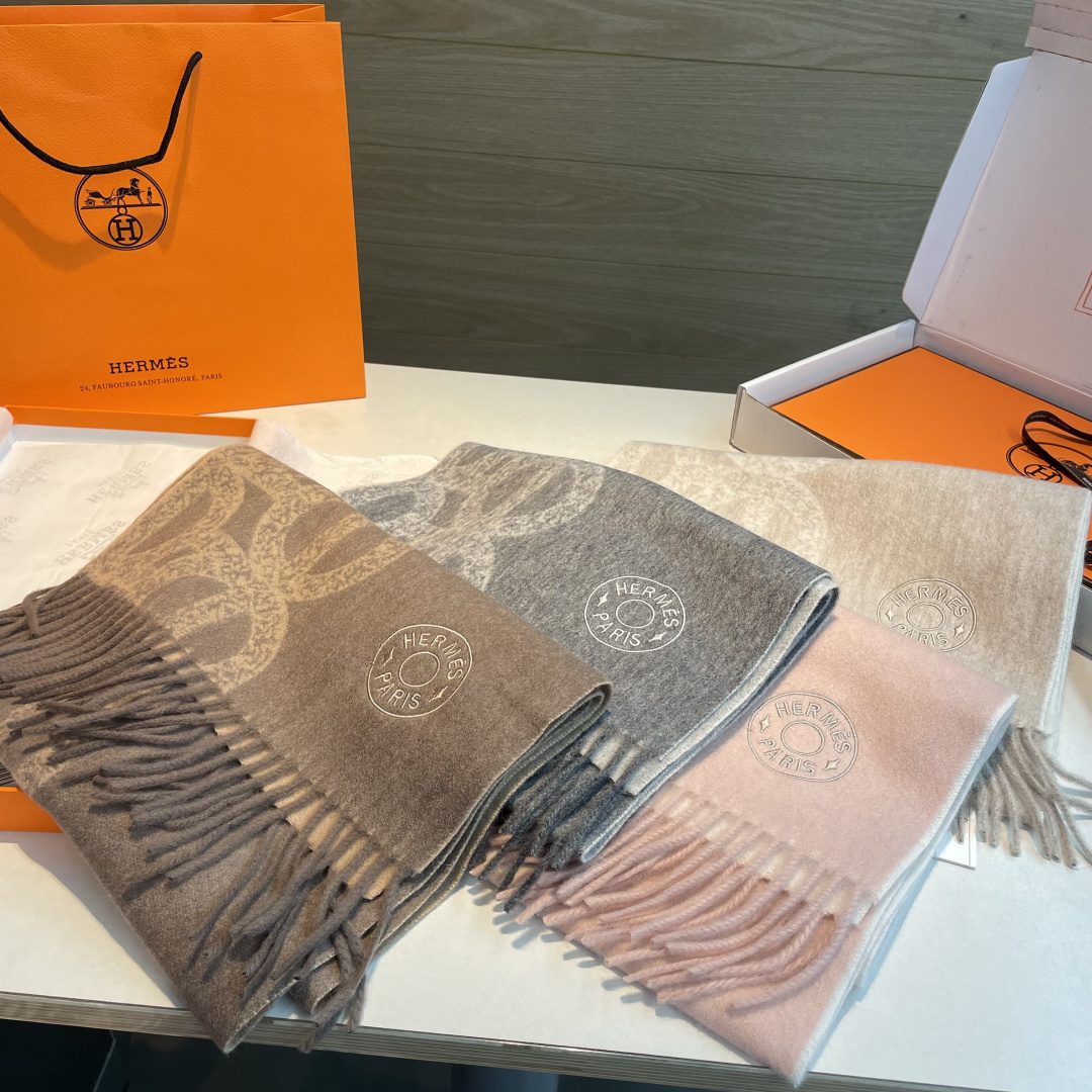 ✨✨爱马仕双面围巾❗好看的要疯掉了，太有型太有魅力了❗❗非常斯文时尚的秋冬单品！真的很喜欢，非常Clas