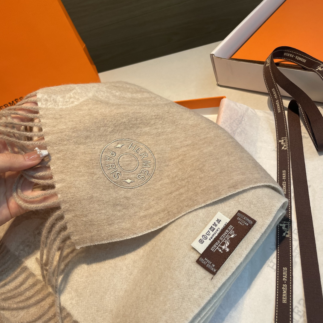 ✨✨爱马仕双面围巾❗好看的要疯掉了，太有型太有魅力了❗❗非常斯文时尚的秋冬单品！真的很喜欢，非常Clas