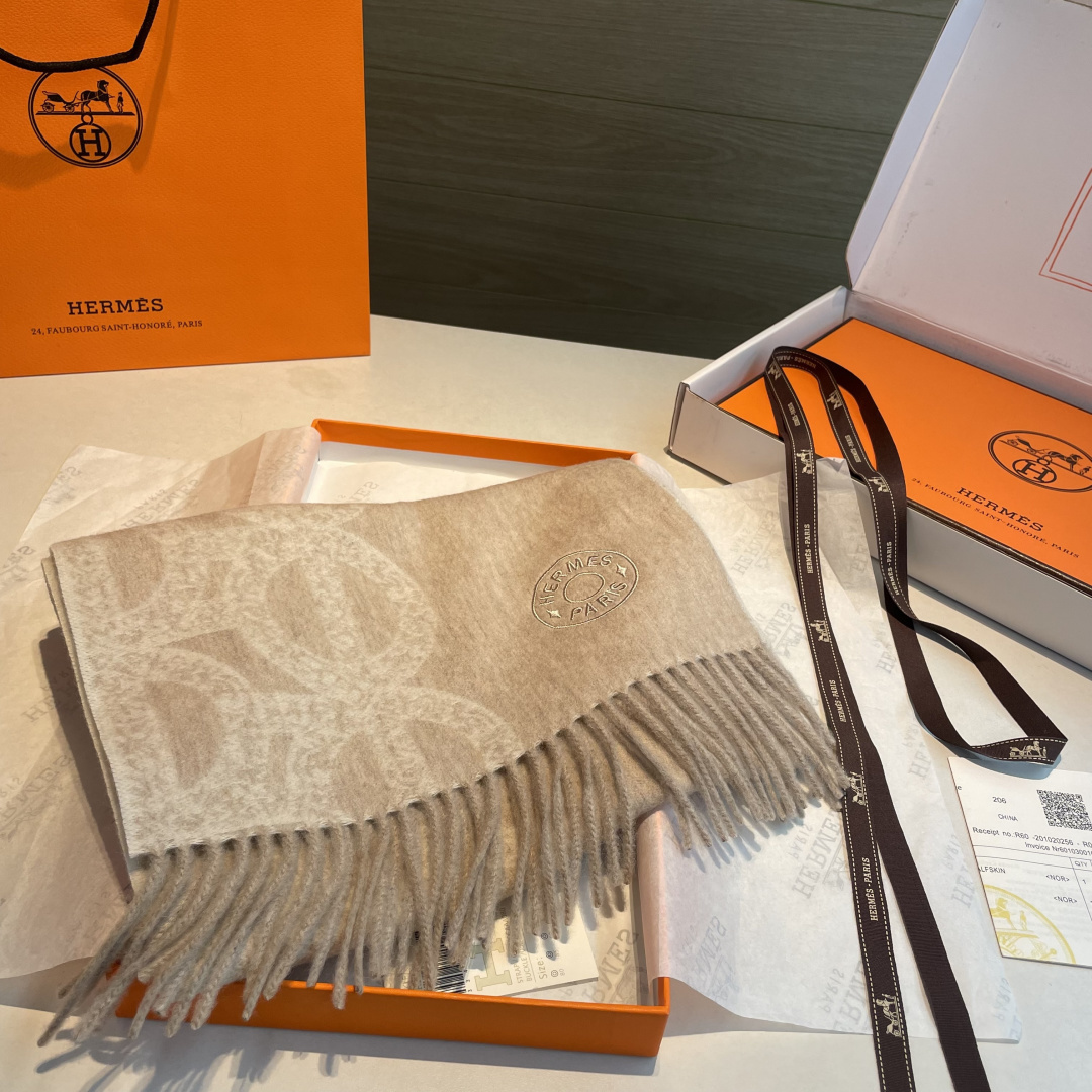 ✨✨爱马仕双面围巾❗好看的要疯掉了，太有型太有魅力了❗❗非常斯文时尚的秋冬单品！真的很喜欢，非常Clas