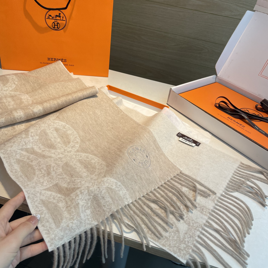 ✨✨爱马仕双面围巾❗好看的要疯掉了，太有型太有魅力了❗❗非常斯文时尚的秋冬单品！真的很喜欢，非常Clas