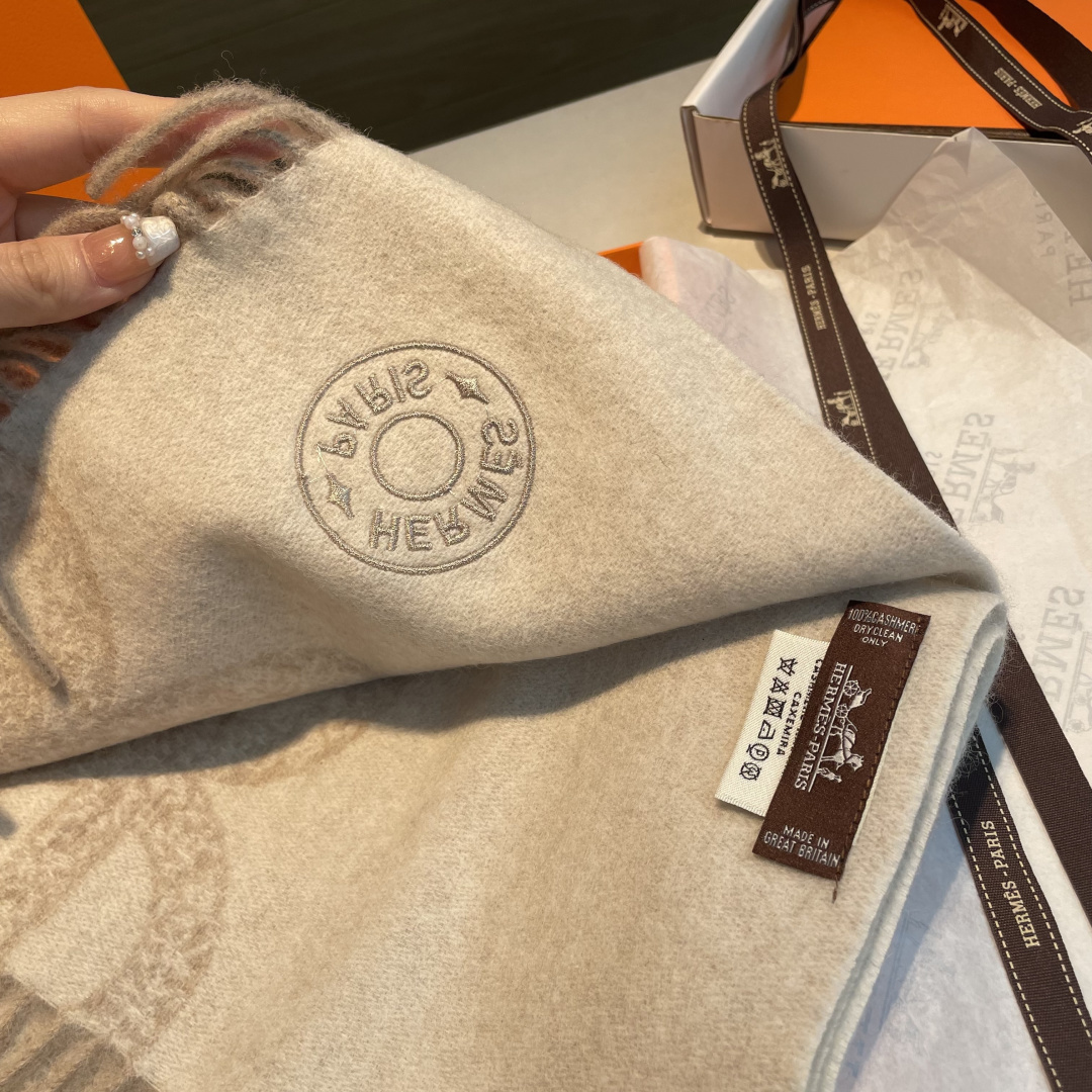 ✨✨爱马仕双面围巾❗好看的要疯掉了，太有型太有魅力了❗❗非常斯文时尚的秋冬单品！真的很喜欢，非常Clas