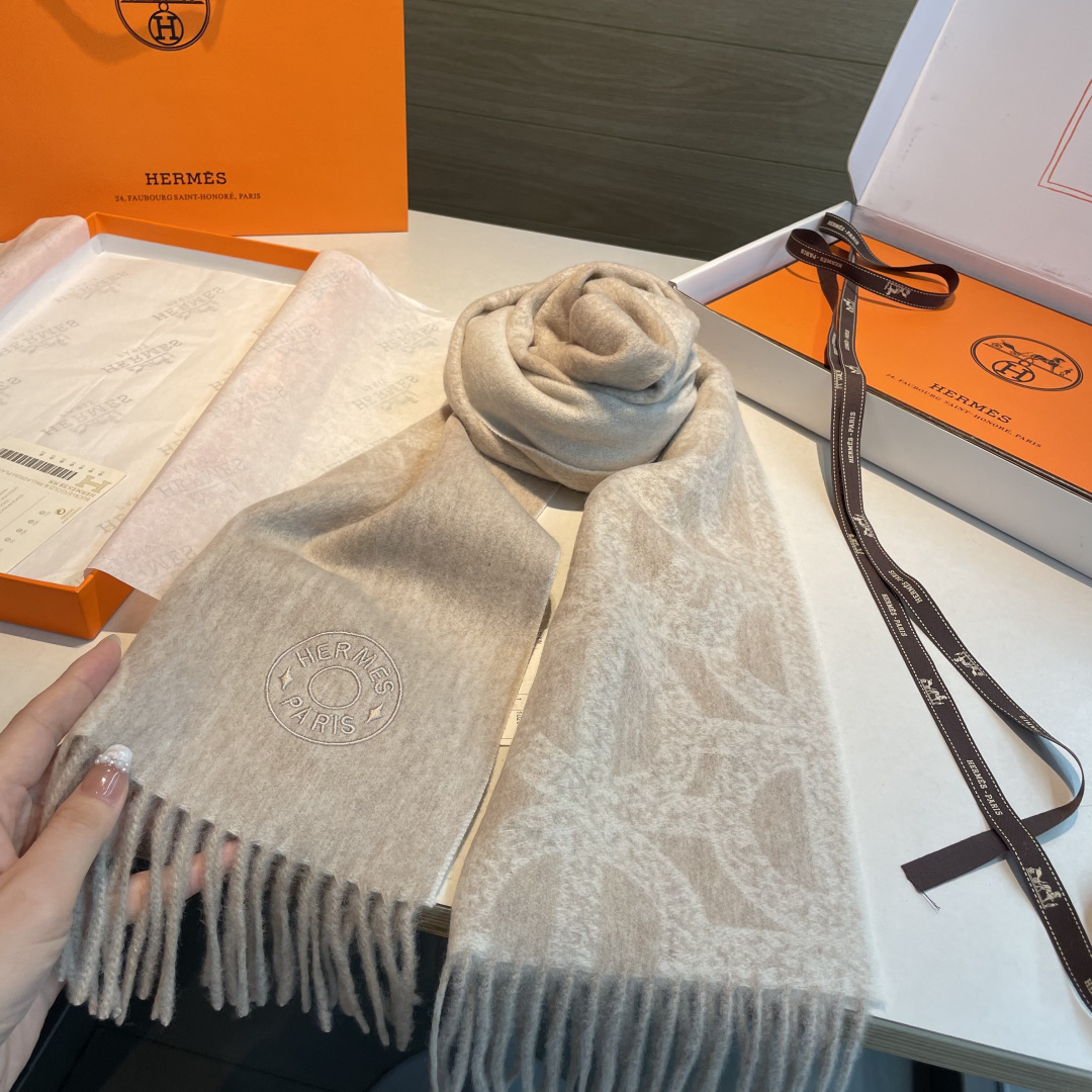 ✨✨爱马仕双面围巾❗好看的要疯掉了，太有型太有魅力了❗❗非常斯文时尚的秋冬单品！真的很喜欢，非常Clas