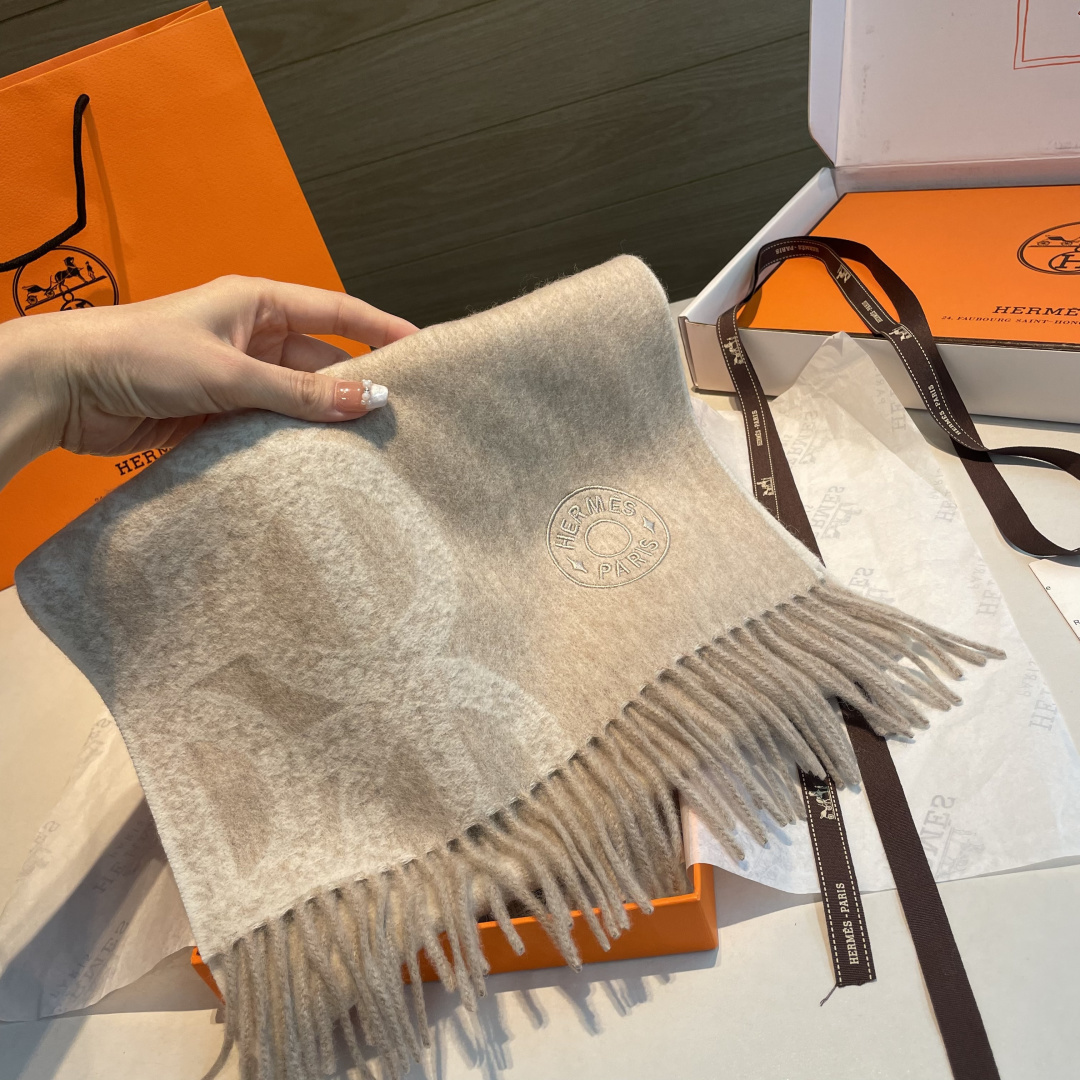 ✨✨爱马仕双面围巾❗好看的要疯掉了，太有型太有魅力了❗❗非常斯文时尚的秋冬单品！真的很喜欢，非常Clas