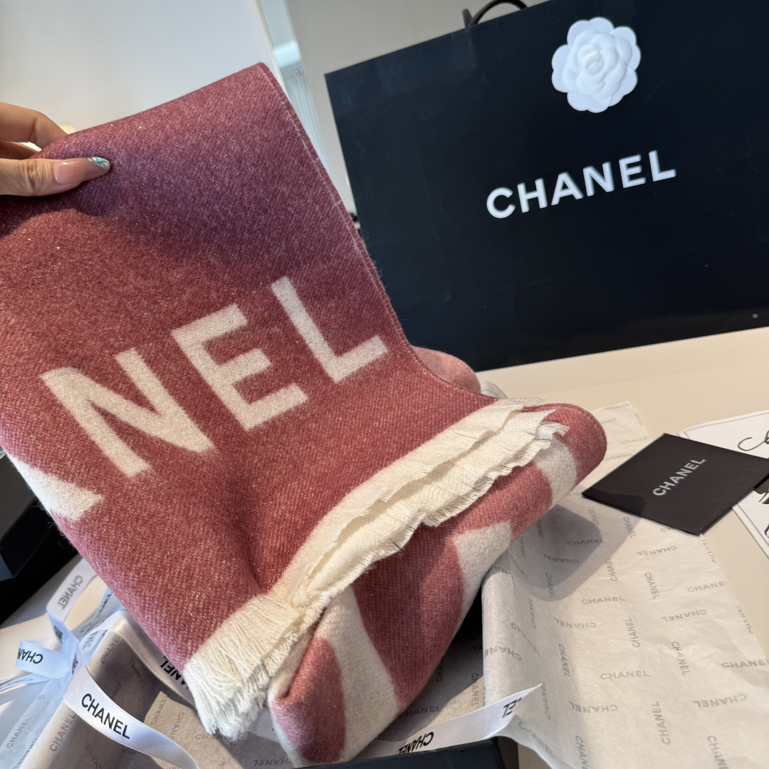 💃🏻💃🏻金丝线美翻了💖💖[流泪]【大双C LOGO披肩】御用殿堂级极品小香‼️新款专柜在售 上身才会知道