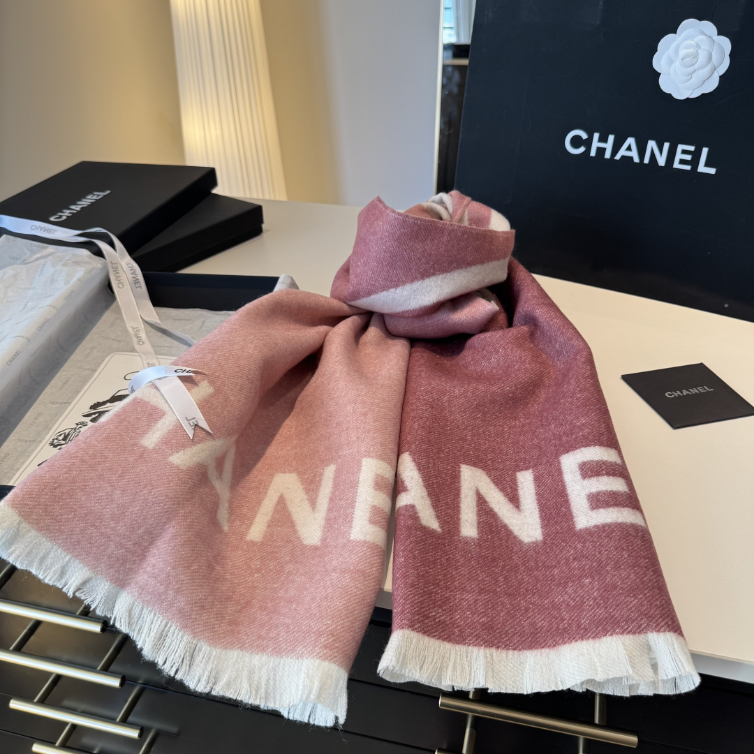 💃🏻💃🏻金丝线美翻了💖💖[流泪]【大双C LOGO披肩】御用殿堂级极品小香‼️新款专柜在售 上身才会知道