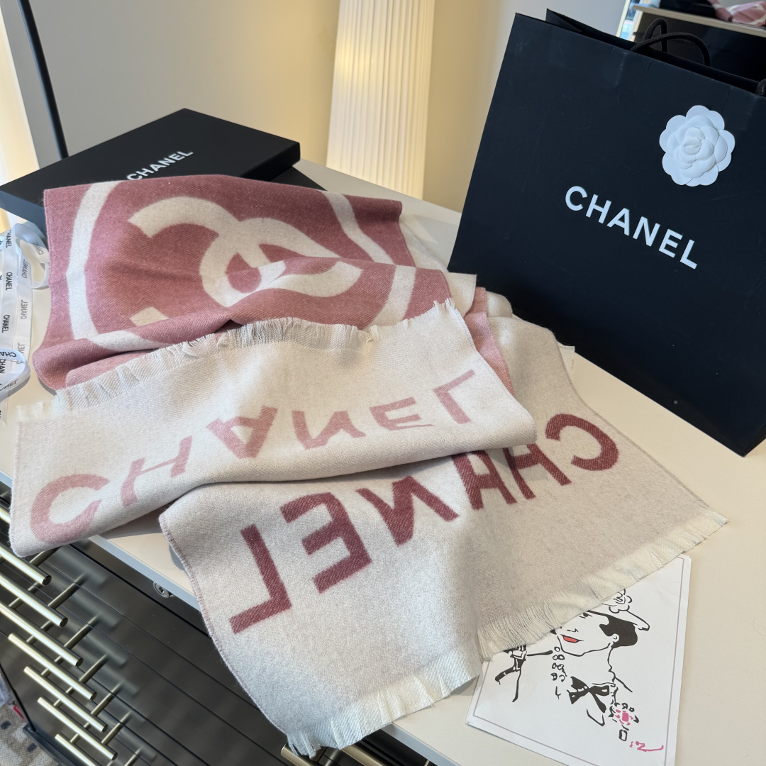 💃🏻💃🏻金丝线美翻了💖💖[流泪]【大双C LOGO披肩】御用殿堂级极品小香‼️新款专柜在售 上身才会知道